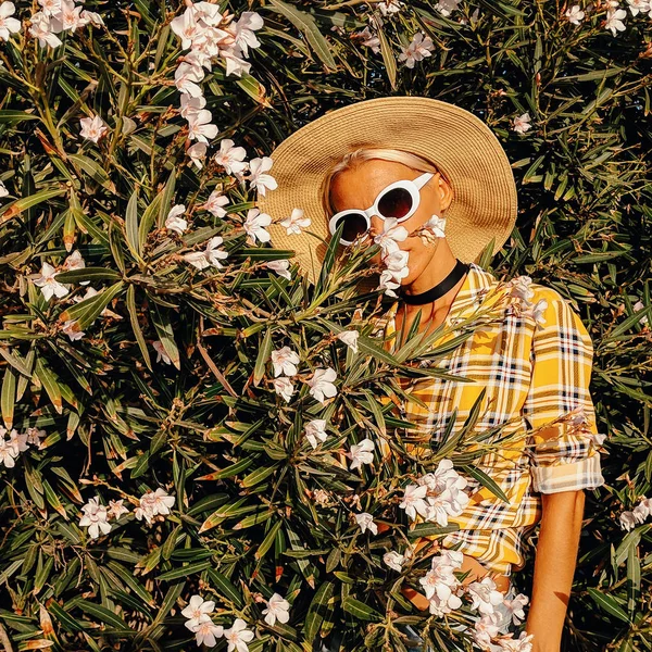 Country style girl Summer flowers outfit — Stock Photo, Image