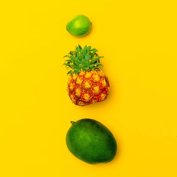 Tropikal meyveler karıştırılır. Taze Sağlık konsepti — Stok fotoğraf