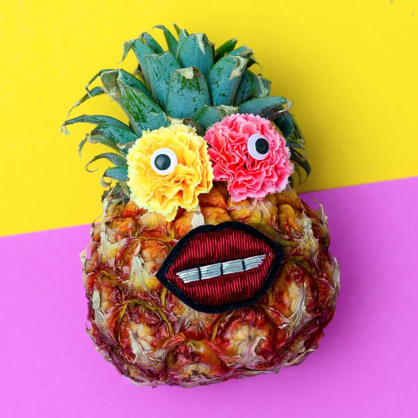 Tropical personaje divertido piña. Arte laico plano mínimo —  Fotos de Stock