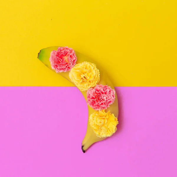 香蕉在花。最小平面铺果艺术 — 图库照片