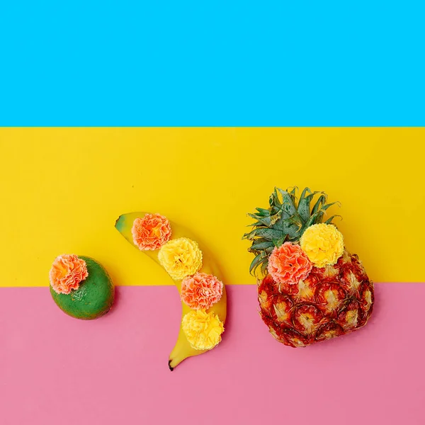 Frutas tropicales en flores. Mínimo plano frutas laicas arte — Foto de Stock