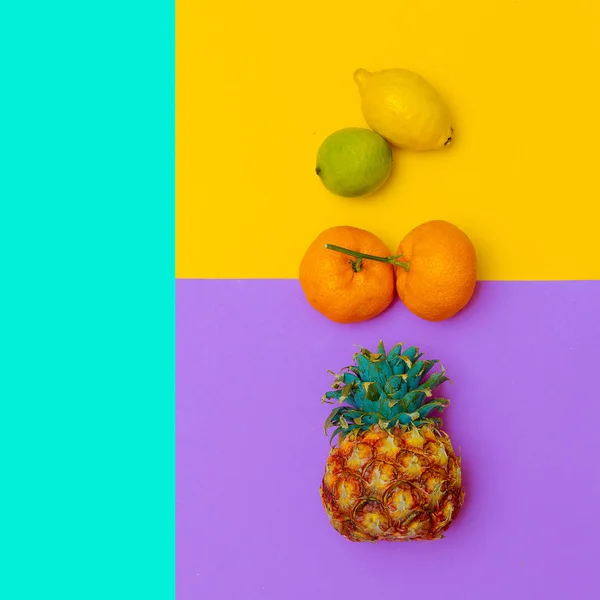 Mezcla de frutas tropicales. Arte laico plano mínimo colorido — Foto de Stock