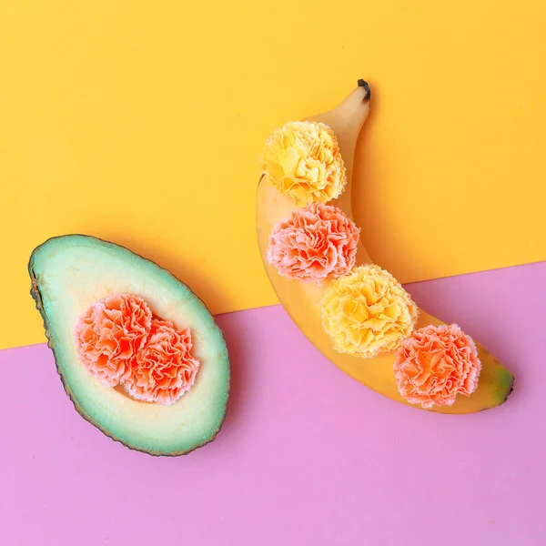 Avocado e banane. Moda Minimal flat lay art. Concetto vegano — Foto Stock