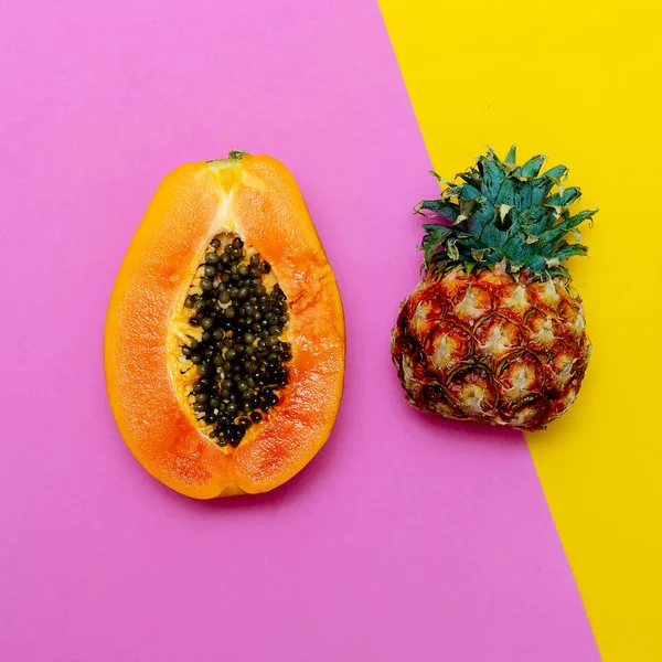 Frutas frescas tropicales. mezcla de piña de papaya . — Foto de Stock