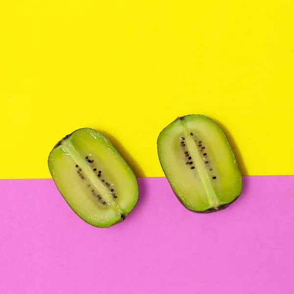 Des fruits créatifs kiwis. Pose plate minimale . — Photo