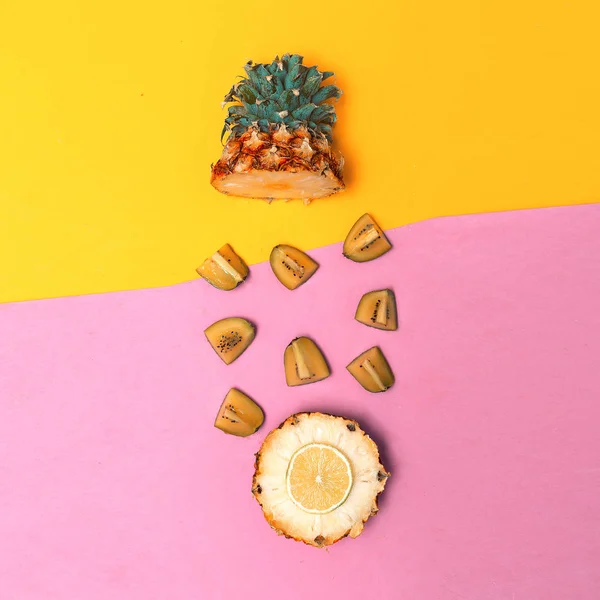 Mélange tropical. Ananas et Kiwi. Fruits concept art — Photo