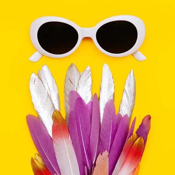 Federn und Sonnenbrille. Modekonzept. minimale flache Laien-Kunst — Stockfoto