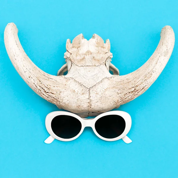 Weiße Sonnenbrille. stilvolles Accessoire-Konzept — Stockfoto
