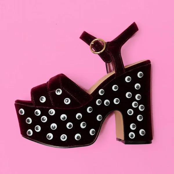 Stijlvolle creatieve schoenen met hakken. Minimale platte lay Art — Stockfoto