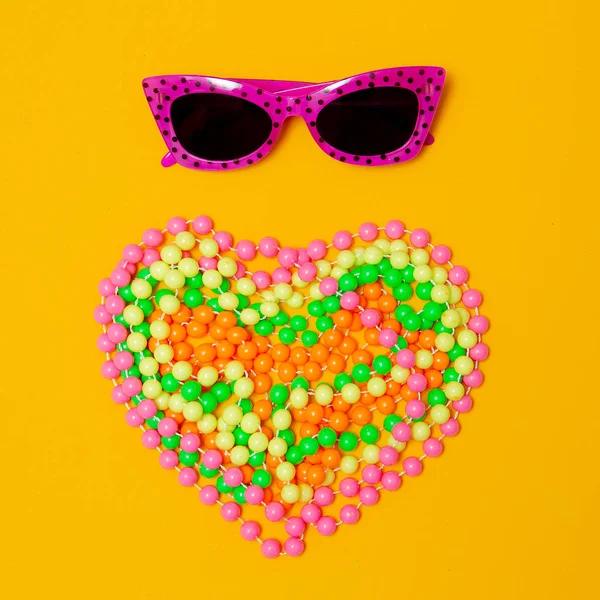 Perline e occhiali da sole. Luminoso accessorio. Minimale arte laica piatta — Foto Stock