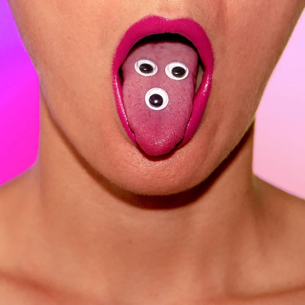 プラスチックの目を持つ女の子の舌。楽しいアート — ストック写真