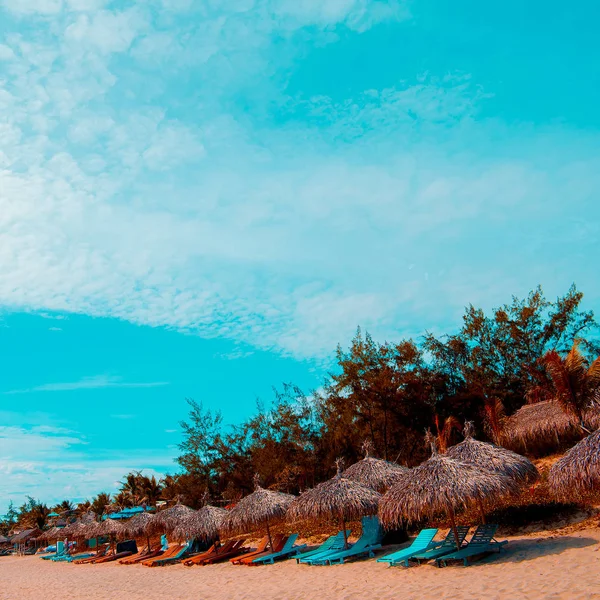 Nálada na pláži. Módní koncept cestování ve Vietnamu — Stock fotografie