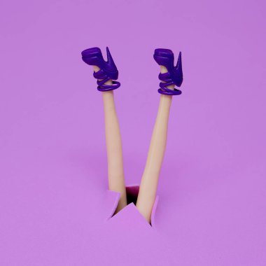 Şık topuk ayakkabı bebek bacaklar. Moda minimal yaratıcı concep