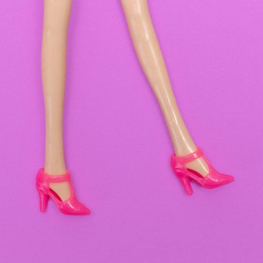 Şık pembe topuk ayakkabı bebek bacaklar. Moda minimal düz yatıyordu