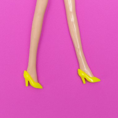 Şık ayakkabılar bebek bacaklar. Moda minimal düz komik sanat yatıyordu