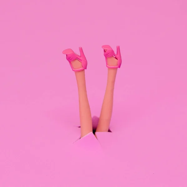 ファッショナブルな靴の人形の足。ファッションレディコンセプトミニマルアート — ストック写真