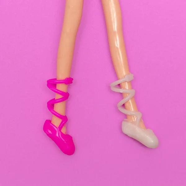 Jambes de poupée dans des chaussures élégantes. Mode Dame minimal plat art laïc — Photo