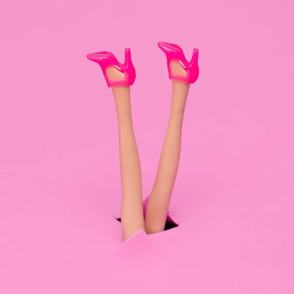 Bambola gambe in scarpe tacco alla moda. Moda piatto lay minimale concep — Foto Stock