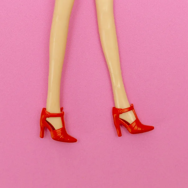 Pernas de boneca em sapatos elegantes. Menina amor sapatos conceito — Fotografia de Stock