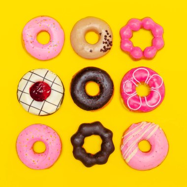Tatlı Moda Donuts sarı bir arka plan üzerinde ayarlayın. Düz yatıyordu hızlı f