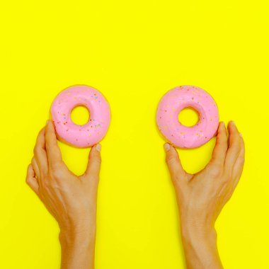 Pembe Donuts sarı bir arka plan üzerinde. Düz yatıyordu fast food sanat. Don