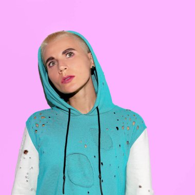  Modaya uygun kısa saç kesimi ile model. Tomboy moda stili