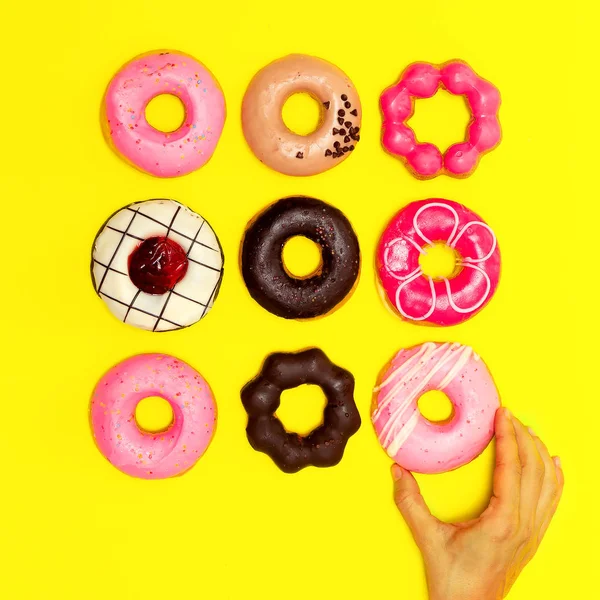 Donuts sucrés sur fond jaune. Flat lay restauration rapide mini — Photo