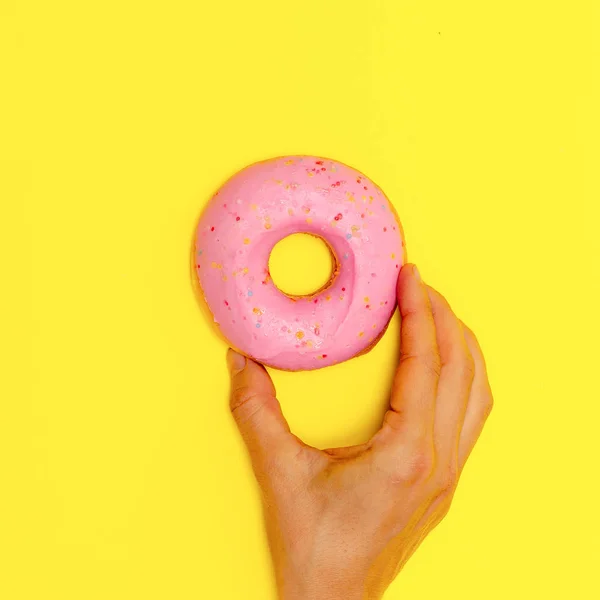 Söt donut på en gul bakgrund. Flat låg Fast Food art. Donu — Stockfoto