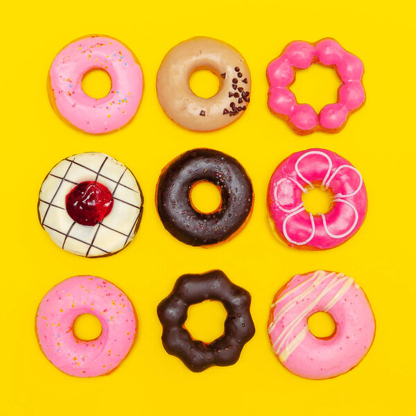 Sweet Fashion Donuts set on a yellow background. Плоский лег быстро f
