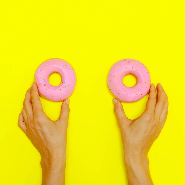 黄色背景上的粉红色甜甜圈。平躺快餐艺术。唐 — 图库照片