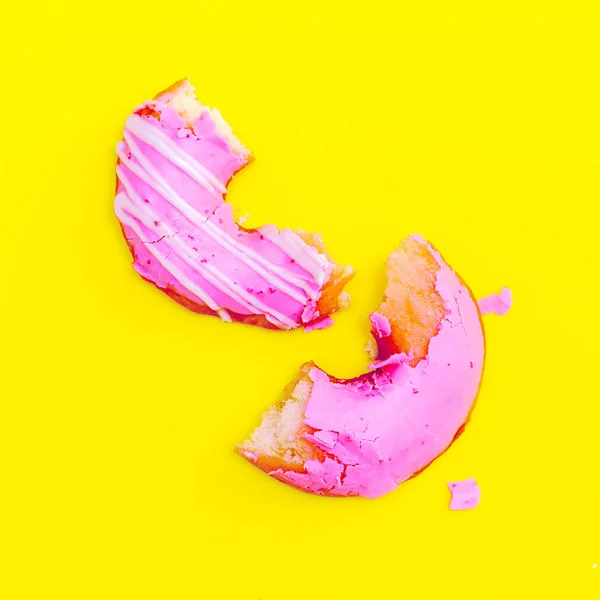 Roze donut op een gele achtergrond. Platte lay Fast Food kunst. Donut — Stockfoto