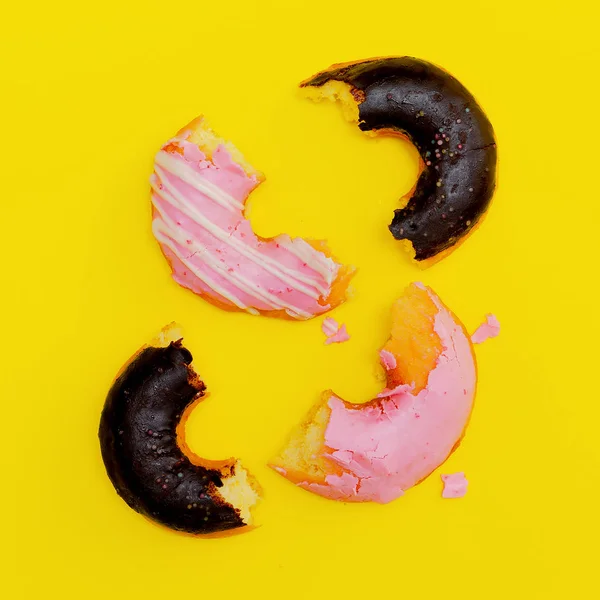 Donuts on a yellow background. Flat lay fast food art. Donuts lo — Stock Photo, Image