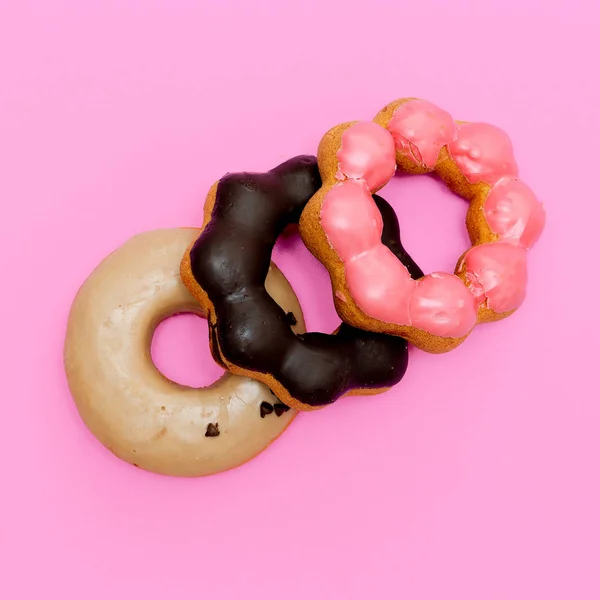 Creative Donuts rózsaszín háttér. Minimal Art. Fánk szerető társ — Stock Fotó