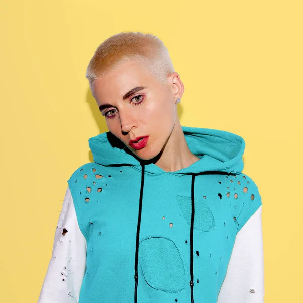 Trendy kısa saç kesimi ile Sarışın model. Tomboy moda stili