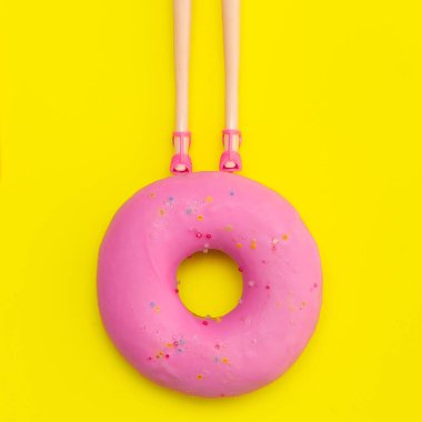Sevimli Bebek bacaklar ve pembe donut. Minimal düz döşeme konsept sanatı