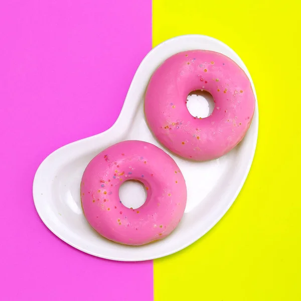 Divat Donut a colorfull háttérben. Minimális lapos laikus művészet — Stock Fotó