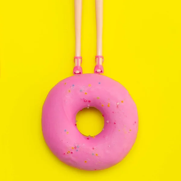 귀여운 인형 다리와 분홍색 도넛. 최소한의 플랫 레이 컨셉 아트 — 스톡 사진