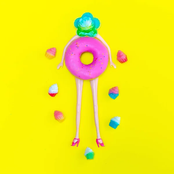 甜甜甜圈娃娃。最小创意平面铺设艺术 — 图库照片