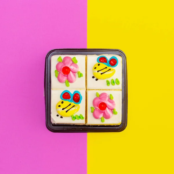 Söt kaka på färgad bakgrund. Minimal platt Lay Food design — Stockfoto