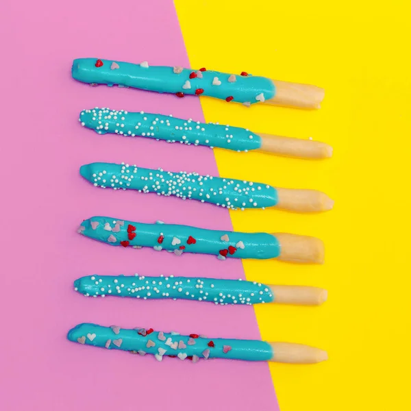 Солодкі палички на кольоровому фоні. Плоске продовольче мистецтво — стокове фото