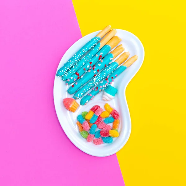 Mezcla de dulce sobre fondo de color. Diseño plano de alimentos lay — Foto de Stock