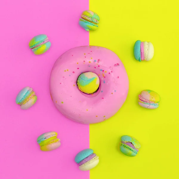 Donut et macarons sur fond coloré. Nourriture plate vanille — Photo