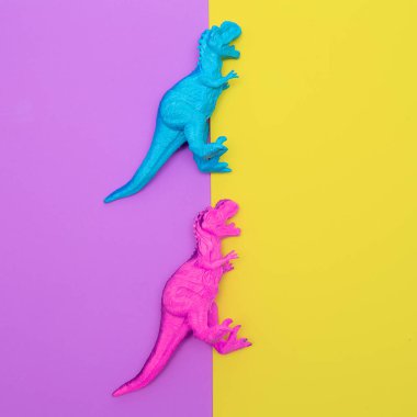 Renkli bir arka plan üzerinde oyuncaklar dinozorlar. Düz yatıyordu minimal sanat