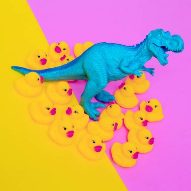  Renkli arka plan üzerinde Predator Dinozor oyuncak ve ördek yavruları. Mini