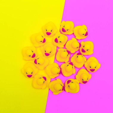 Sevimli kauçuk ördek yavruları oyuncaklar. Minimal düz döşeme sanatı