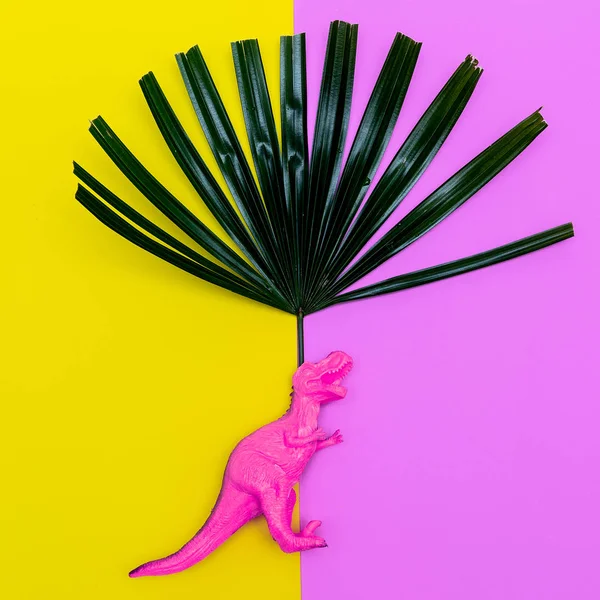 Predator dinosaurussen op een gekleurde achtergrond. Platte lay minimal art — Stockfoto