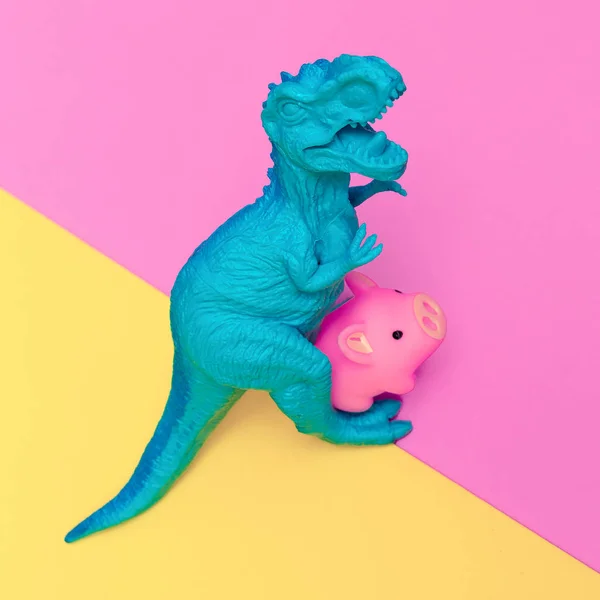 색깔 배경에 공룡과 돼지 장난감. 최소한의 플랫 레이 — 스톡 사진