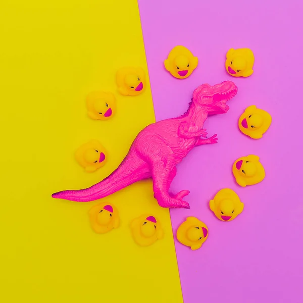 색깔 배경에 약탈 공룡 장난감과 오리. 분 — 스톡 사진