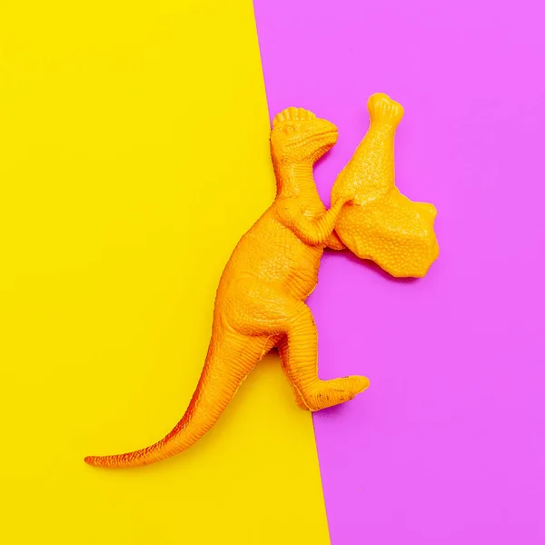 Plastic dinosaurus met kip. Fast Food concept kunst — Stockfoto