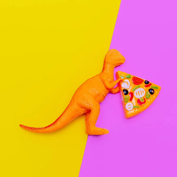 Dinossauro plástico com pizza. Fast food arte conceito — Fotografia de Stock